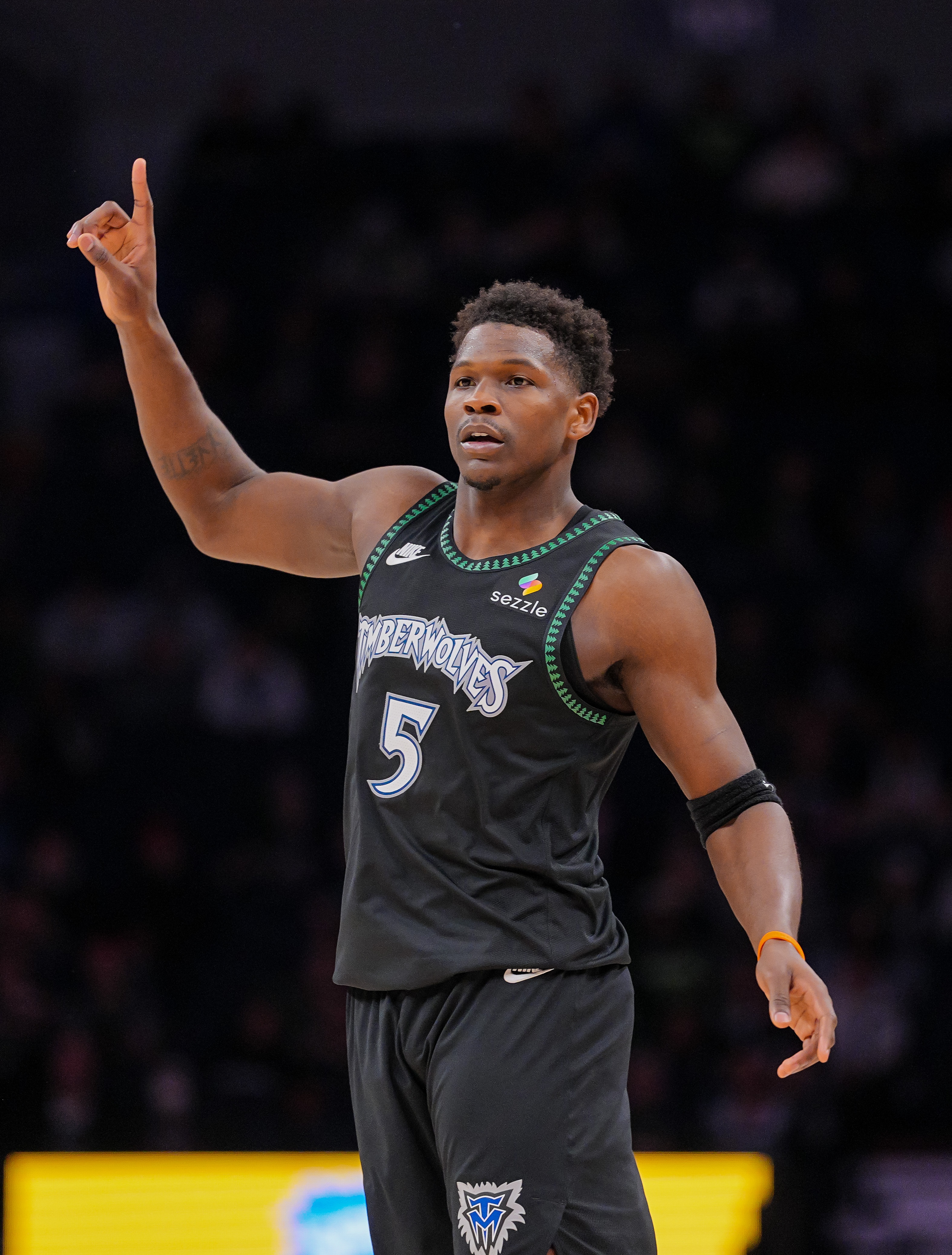 开云体育下载平台-攻防俱佳！爱德华兹半场13中8&amp;三分5中3 砍下21分并有4次抢断